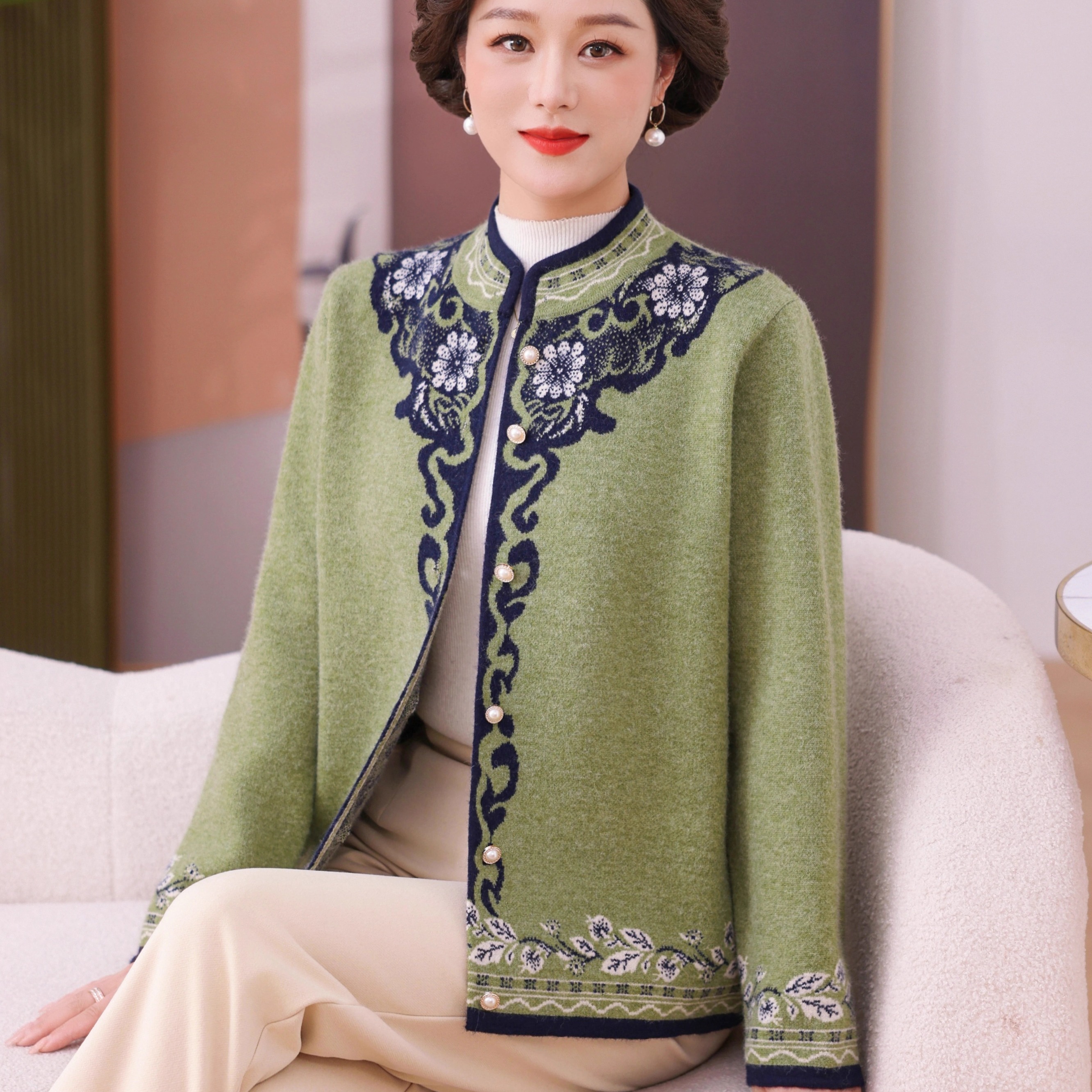 中年妈妈秋装长袖针织圆领外套秋装新款宽松中老年女花色洋气开衫