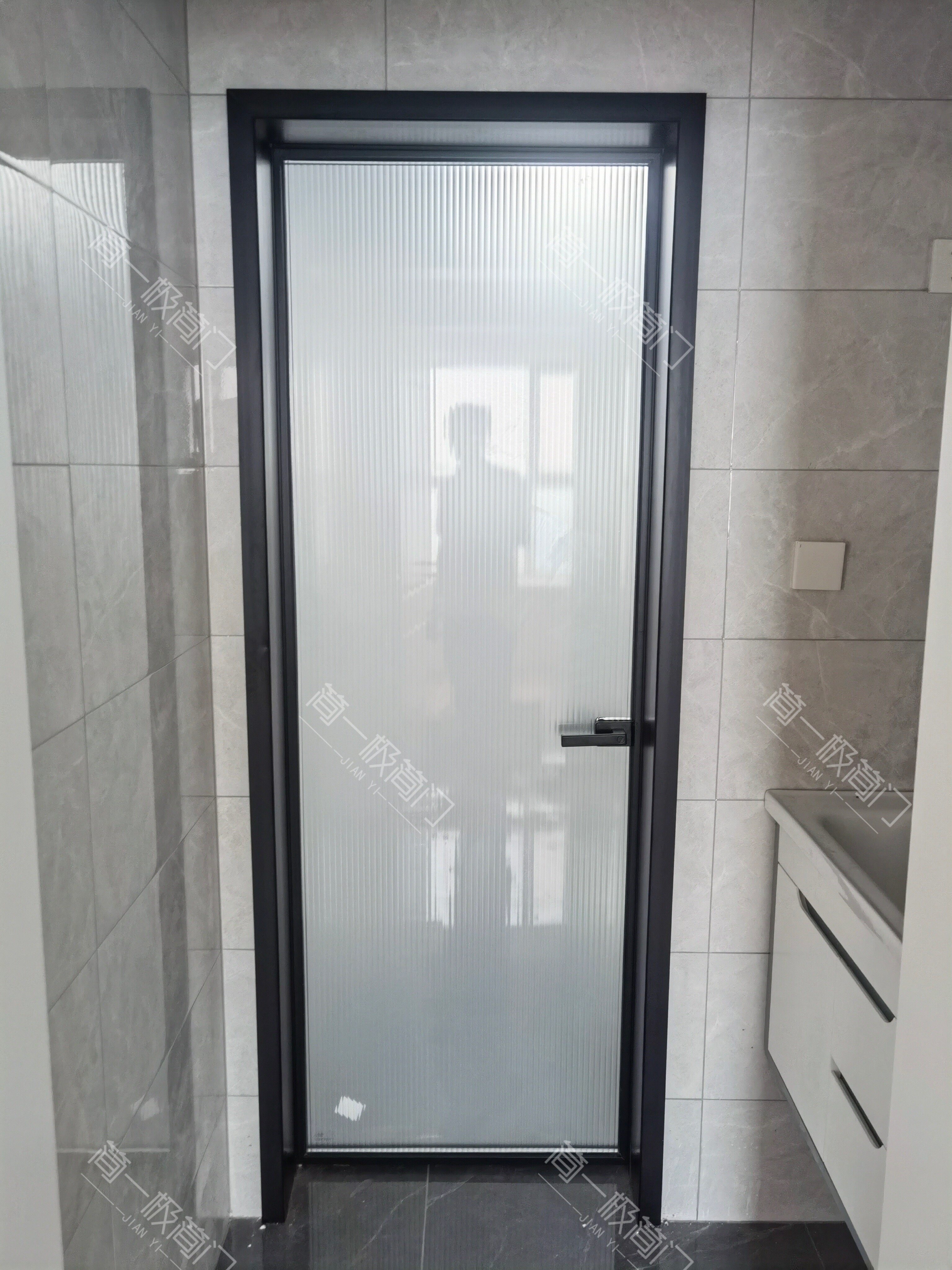 简一镁合金平开门长虹玻璃