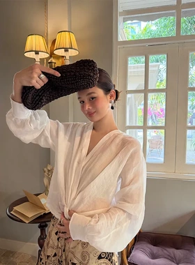 法式时尚薄款透气V领扭结衬衣2026春夏宽松慵懒苎麻长袖衬衫C8726