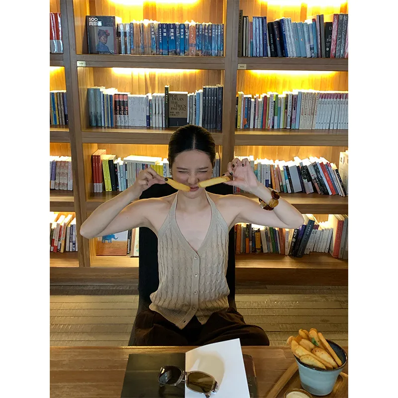 法式v领外穿麻花挂脖短款背心小衫2026年夏季针织小吊带女C8813