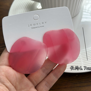 2025春王菲同款虾片耳环小众夸张桃粉色亚克力大耳钉欧美气质耳饰