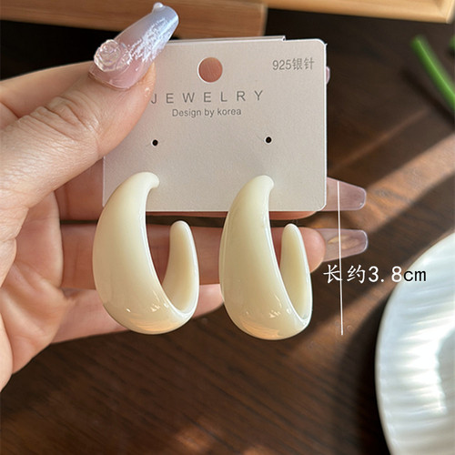 玫瑰的故事同款奶白色圆圈耳环