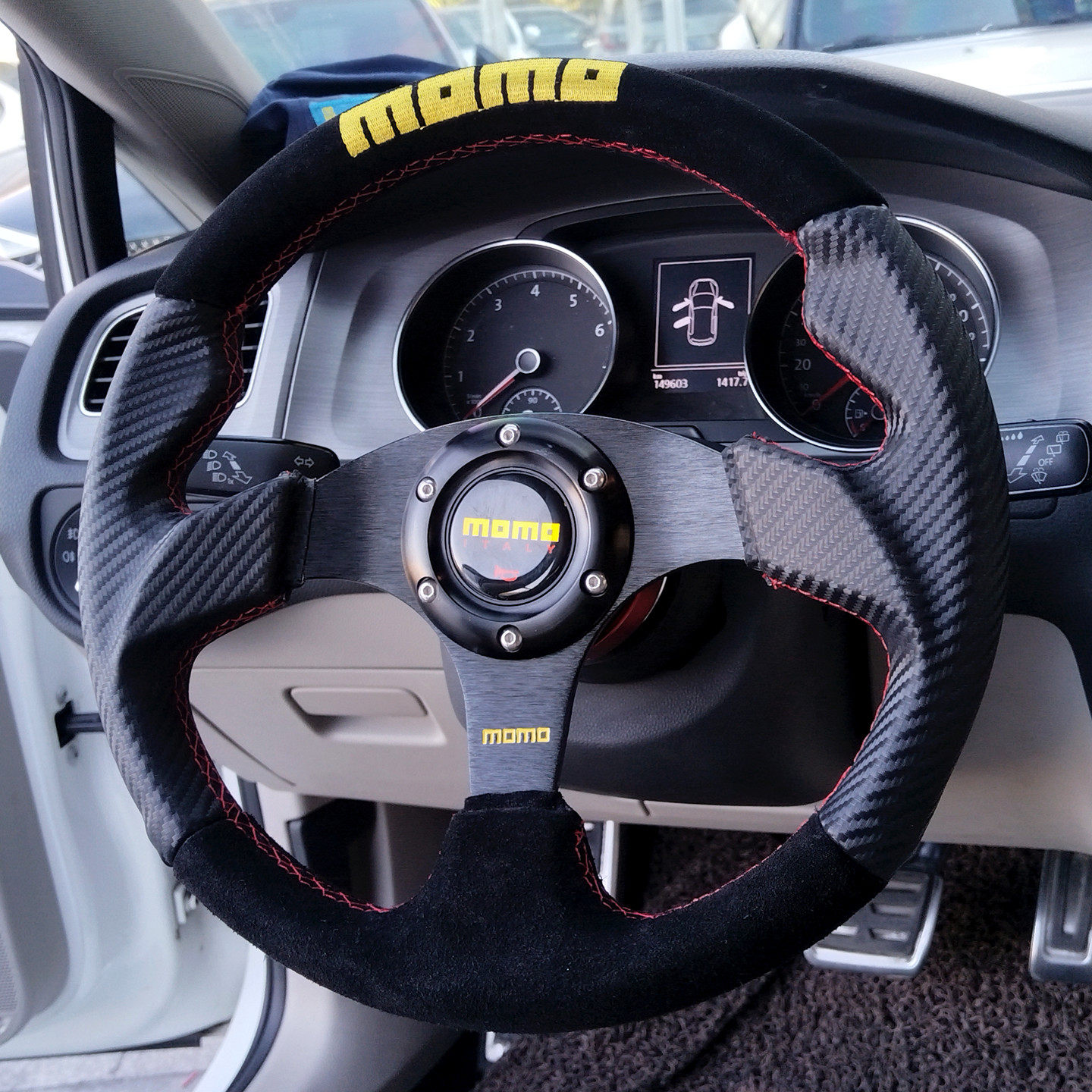 汽车改装14寸翻毛皮方向盘竞技赛车快拆通用momo平面款碳纤纹钛盘