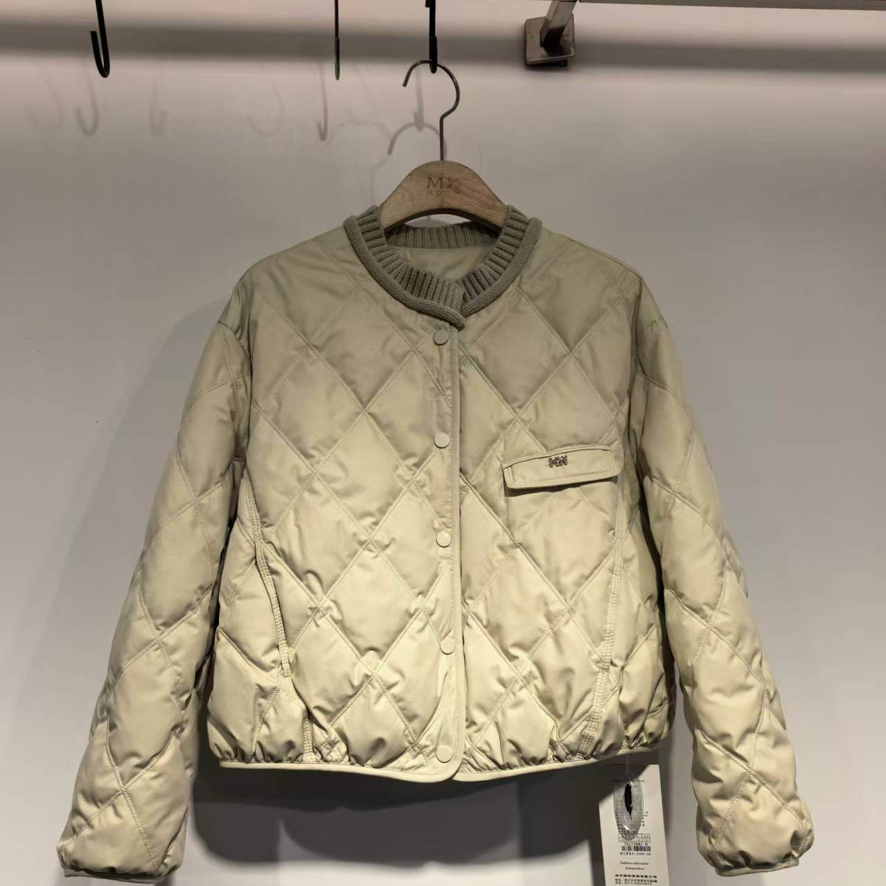 9256高端欧货菱格拼色圆领羽绒服女2025冬款时尚宽松90白鸭绒外套