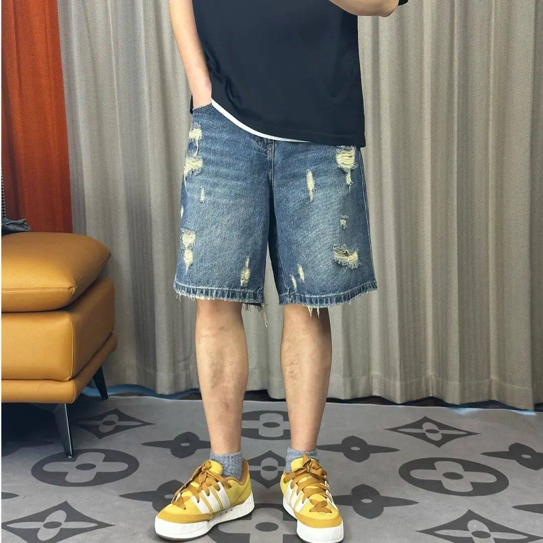 春夏季浅蓝色牛仔裤男生