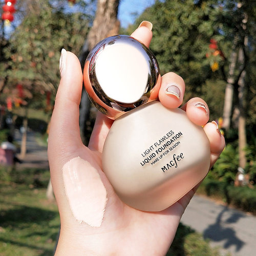 玛蔻小灯泡持妆粉底液中国遮瑕