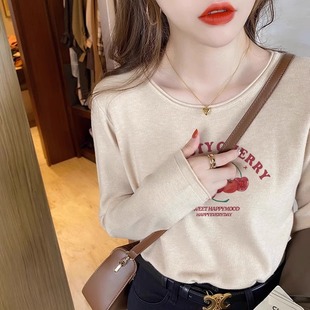 燕麦色圆领长袖T恤女秋季新款欧货印花打底衫上衣小个子返校穿搭