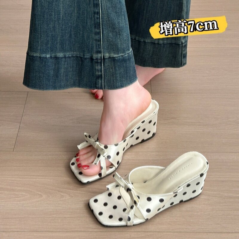 品牌真皮法式波点一字拖女外穿2026新款夏季厚底坡跟配裙子凉拖鞋