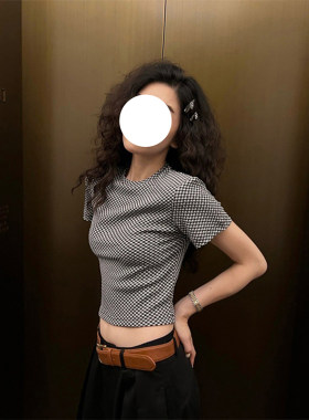 BERUN 设计感小众黑白格纹短袖恤女夏季新款修身圆领短款上衣潮