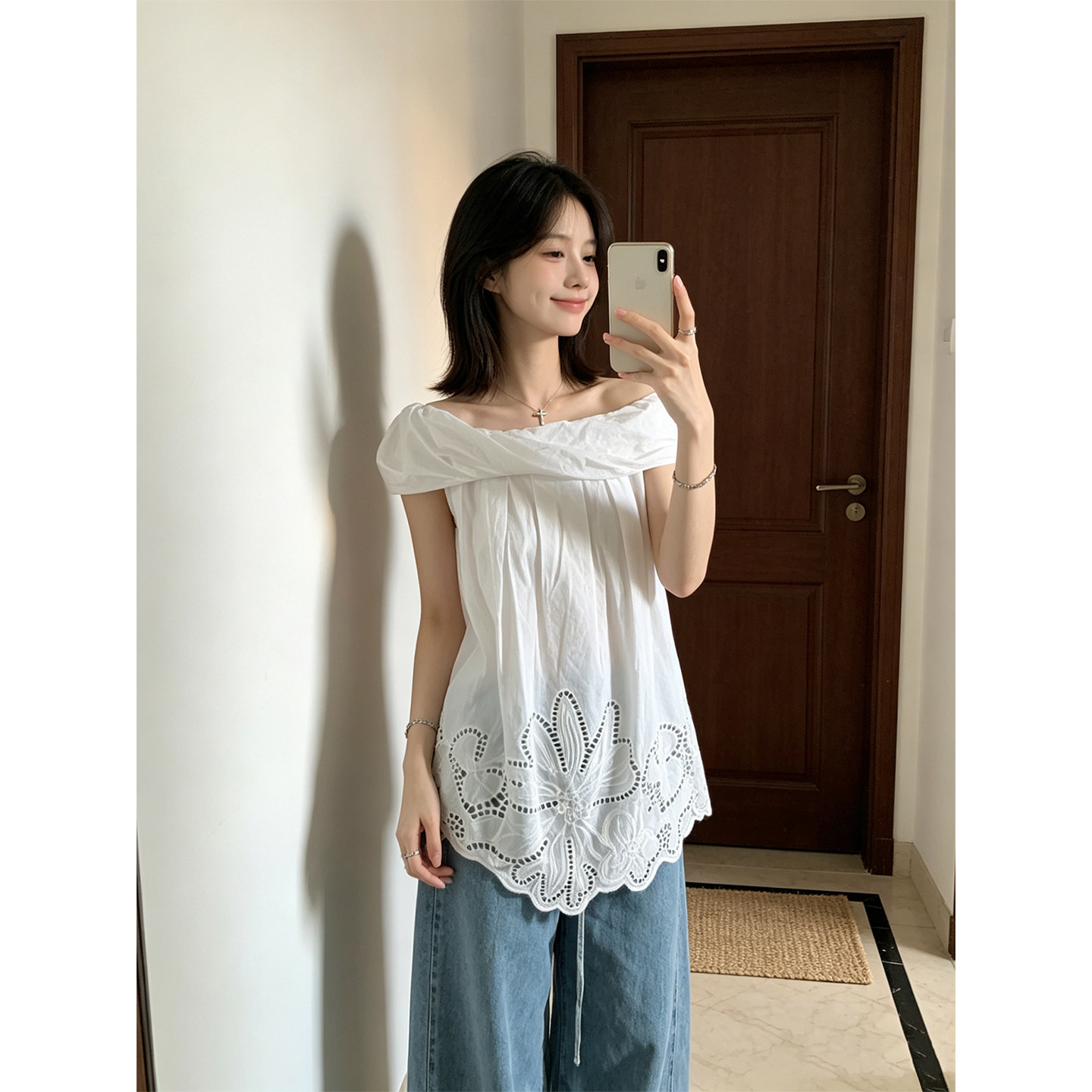 BERUN 甜辣妹一字肩花朵镂空衬衫女装设计感白色宽松遮肉显瘦上衣