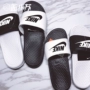 Nike / Nike Benassi Mismatch đen và trắng 鸳鸯 đôi dép thể thao thông thường 818736-011 - Dép thể thao dép lv chính hãng