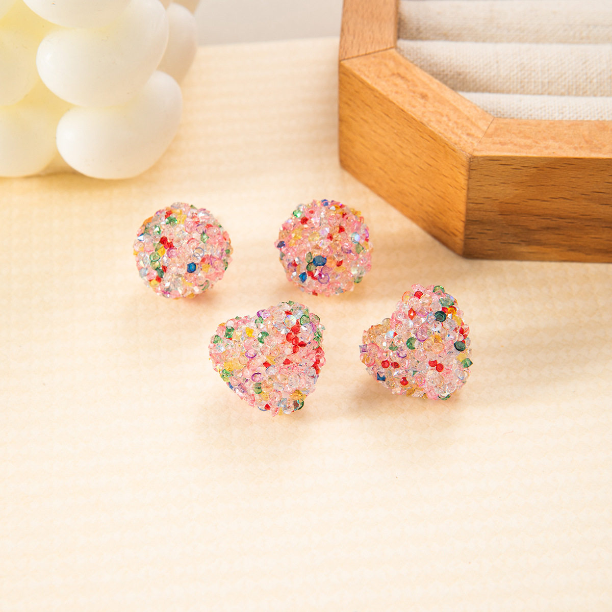 彩色多巴胺爱心圆形耳钉女2026年新款爆款高级感气质甜美树脂耳环