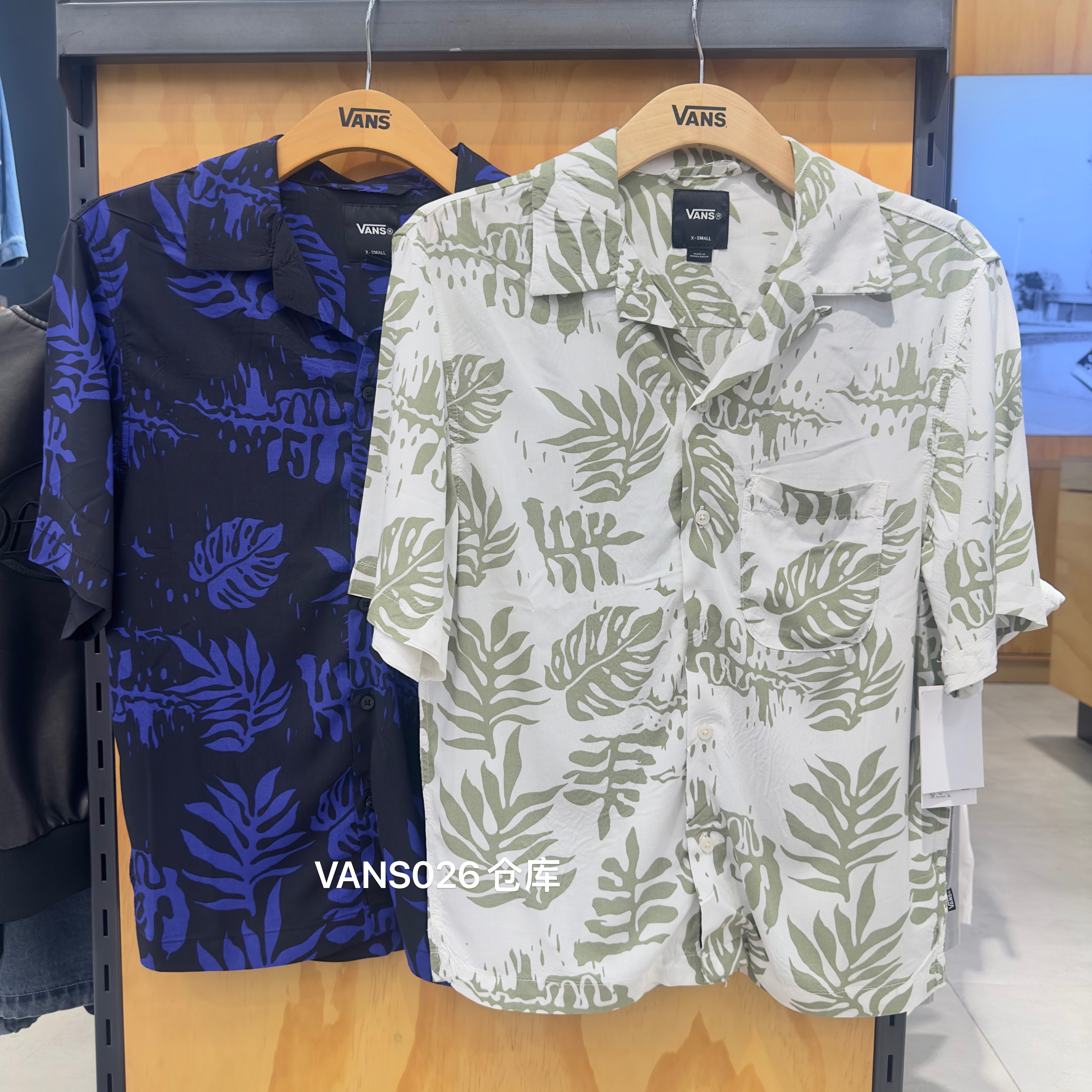 VANS范斯 男子休闲竹叶印花短袖衬衫 VN000VTPFRX VN000VTPFSG - 实物图
