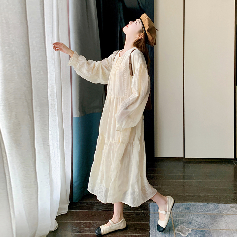 法式米白色长袖连衣裙女2025春季新款高级感休闲法式茶歇圆领裙子