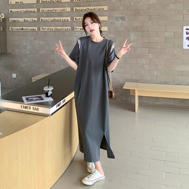 韩版灰色漏肩连衣裙女夏季2025新款设计感宽松休闲显瘦开叉T恤裙