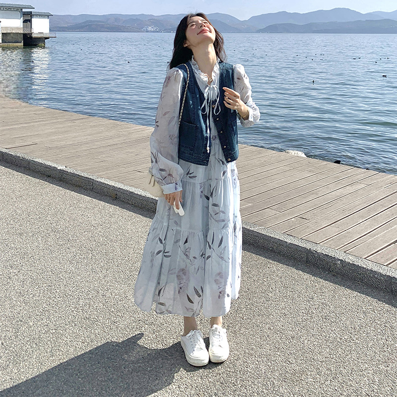 今年流行牛仔马甲碎花连衣裙套装女2025春季新爆款超火穿搭一整套