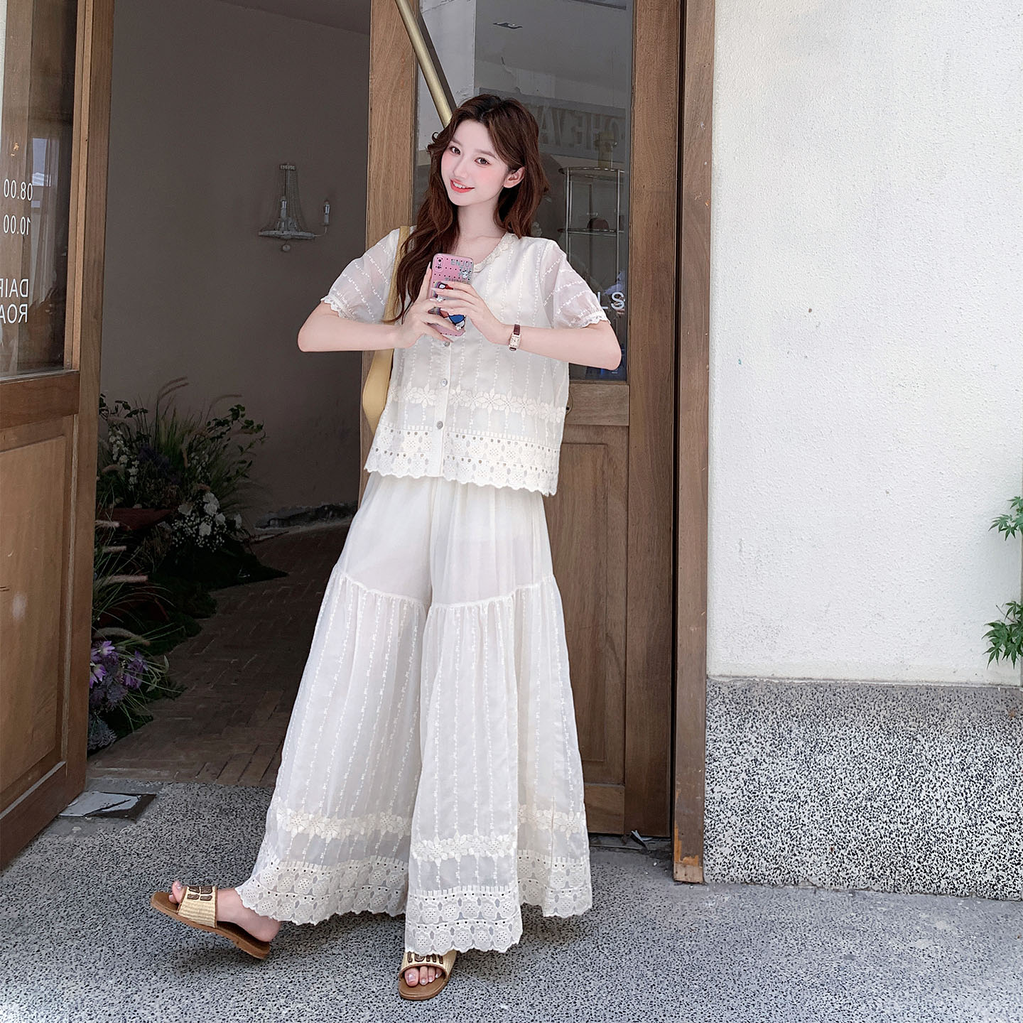 巨好看刺绣镂空休闲套装女夏季2025年新款高级感上衣阔腿裤两件套