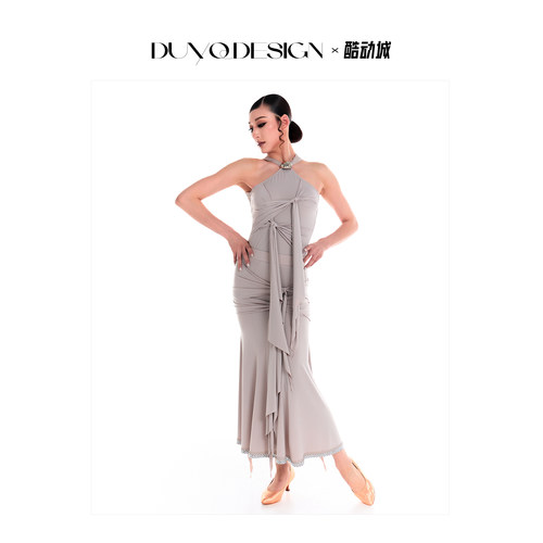 013挂脖飘带设计感上衣女士摩登