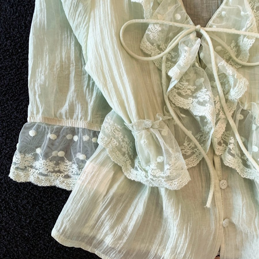 实拍~荷叶边V领泡泡袖衬衫女夏季新款设计感蕾丝花边上衣