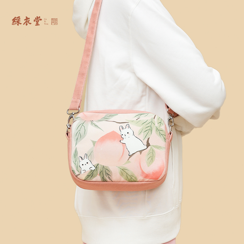 彩衣堂国风桃子兔斜挎单肩相机包