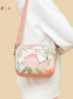 彩衣堂国风桃子兔斜挎单肩包手机包女口红包相机包可爱手拎方包AC