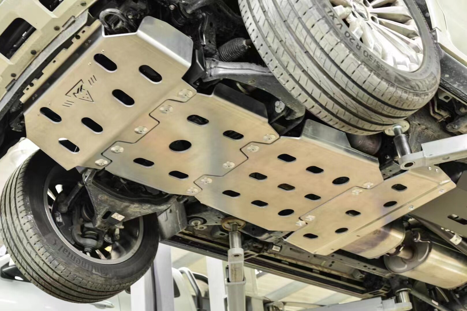 mk美卡坦克500发动机底盘下护板底盘装甲铝镁合金油箱盖板防护