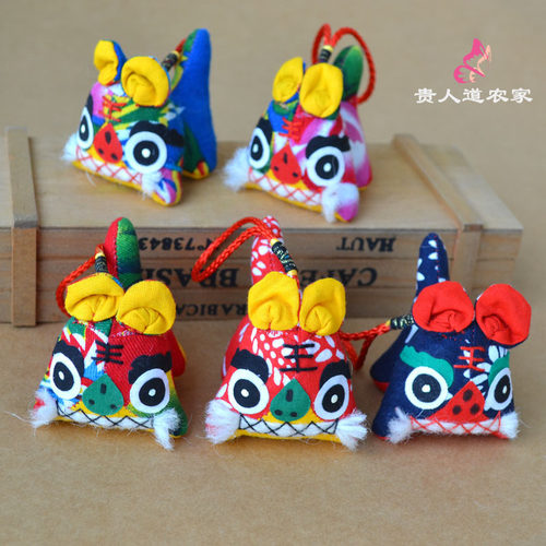 虎年吉祥物可爱花布老虎头小孩