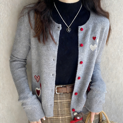学院风刺绣爱心小熊灰色开衫毛衣