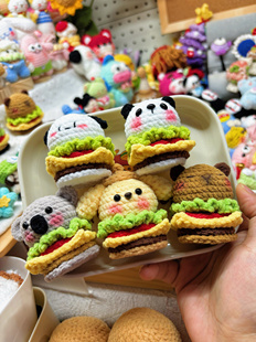 手工钩织成品挂件摆件包挂钥匙扣卡皮布丁帕恰狗考拉熊猫动物汉堡