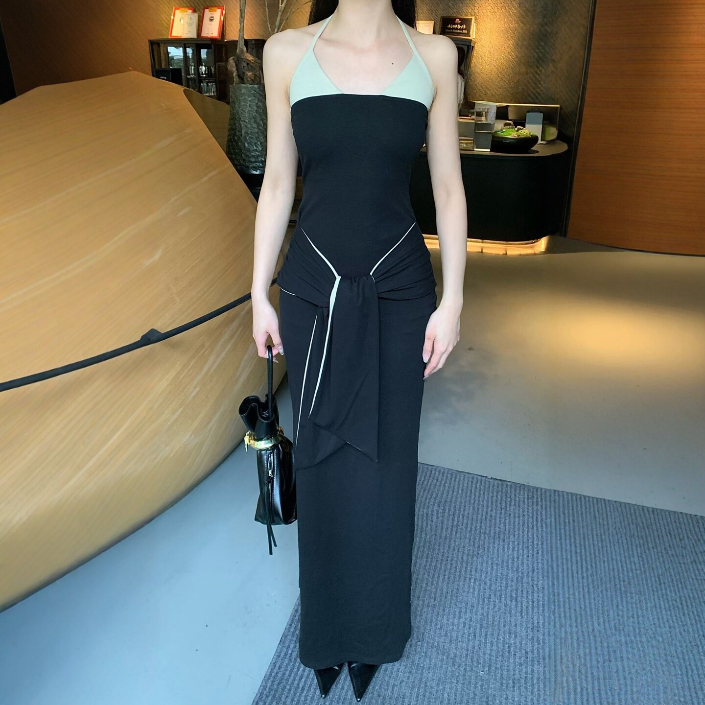 2026春季新款轻熟风黑色挂脖性感连衣裙女收腰高级感气质礼服长裙