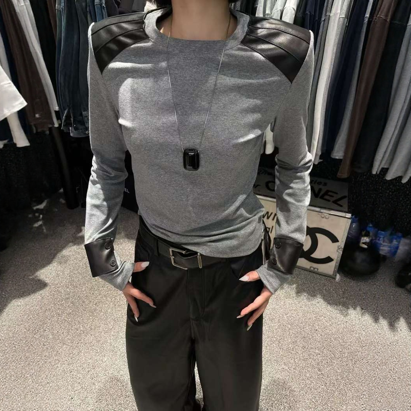 LIAN里安2025秋季新款小众设计撞色拼皮圆领套头打底衫长袖T恤女