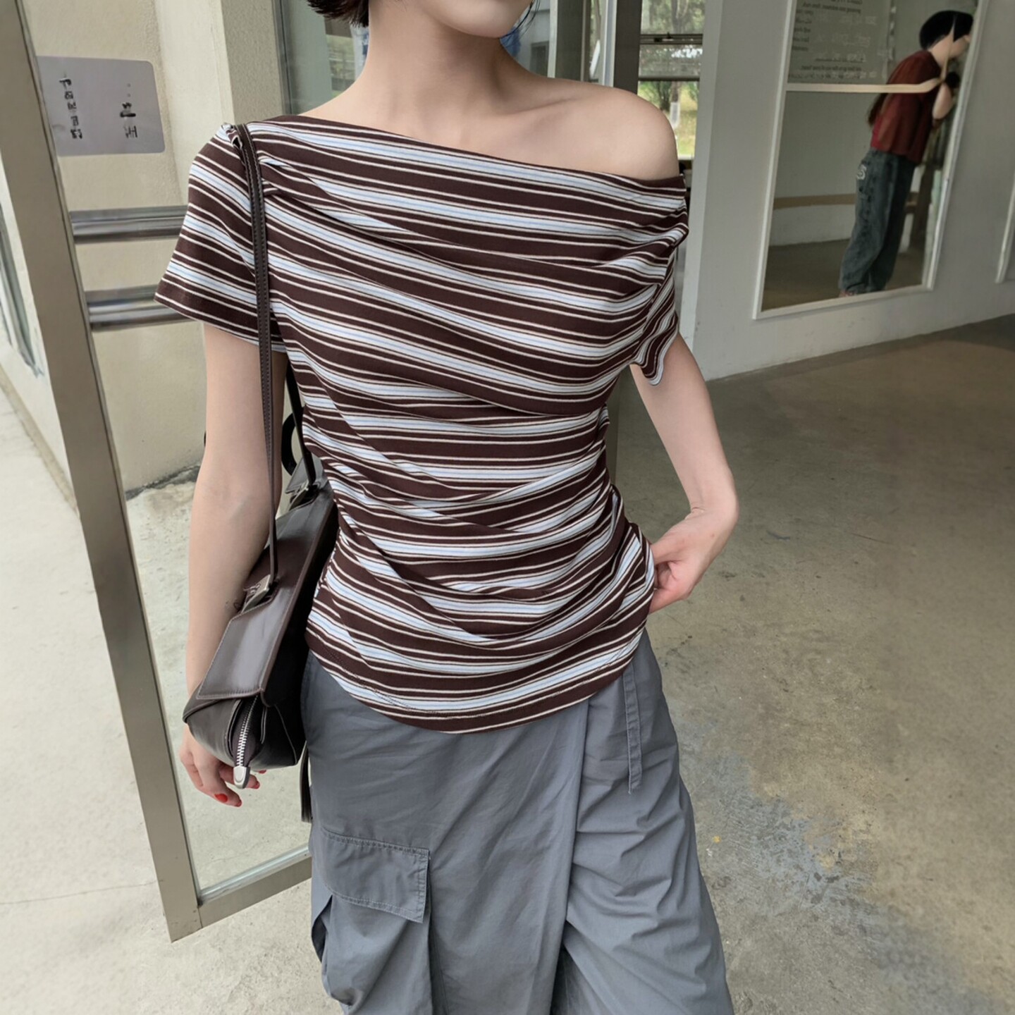 性感露肩一字领条纹T恤女