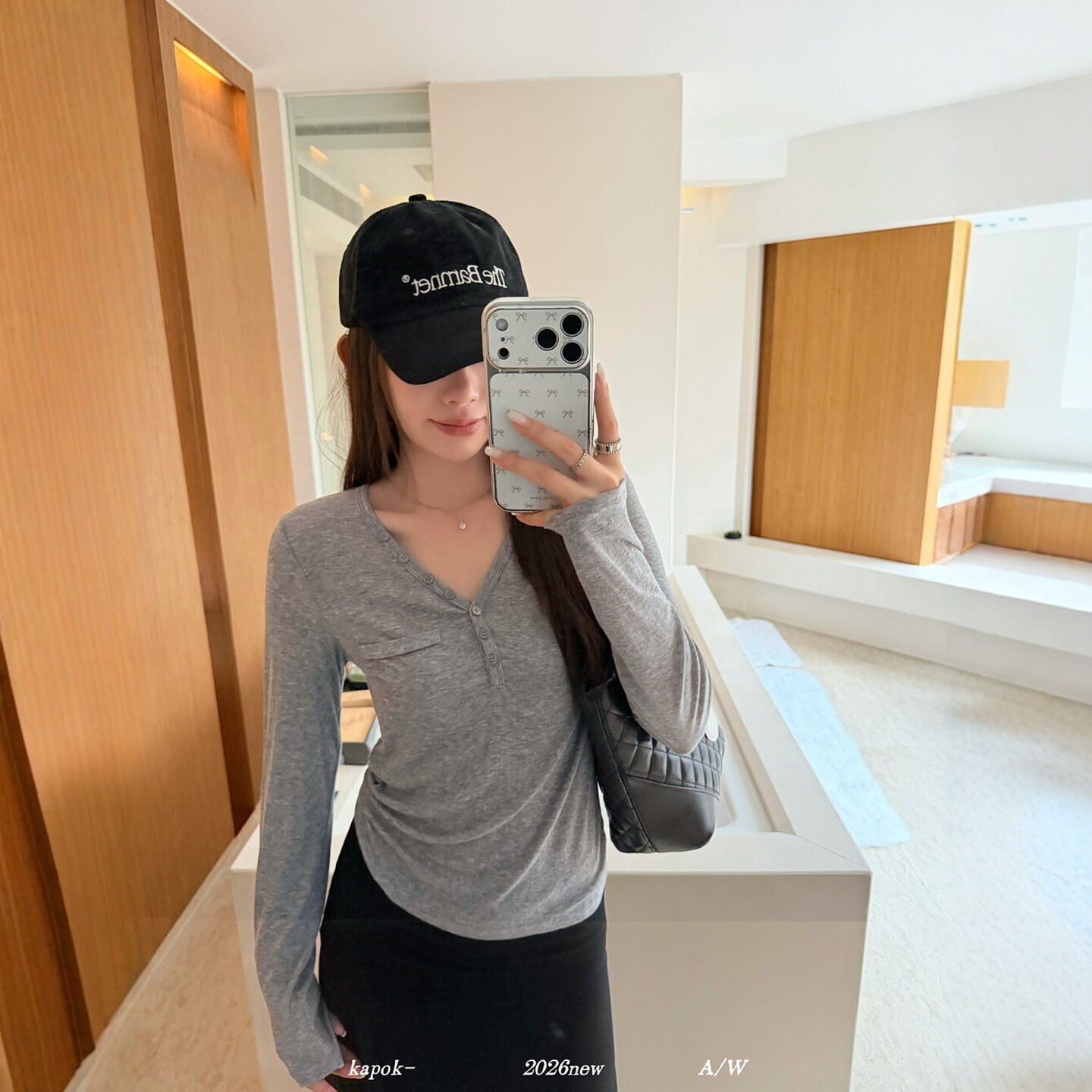 设计感V领纽扣长袖T恤女