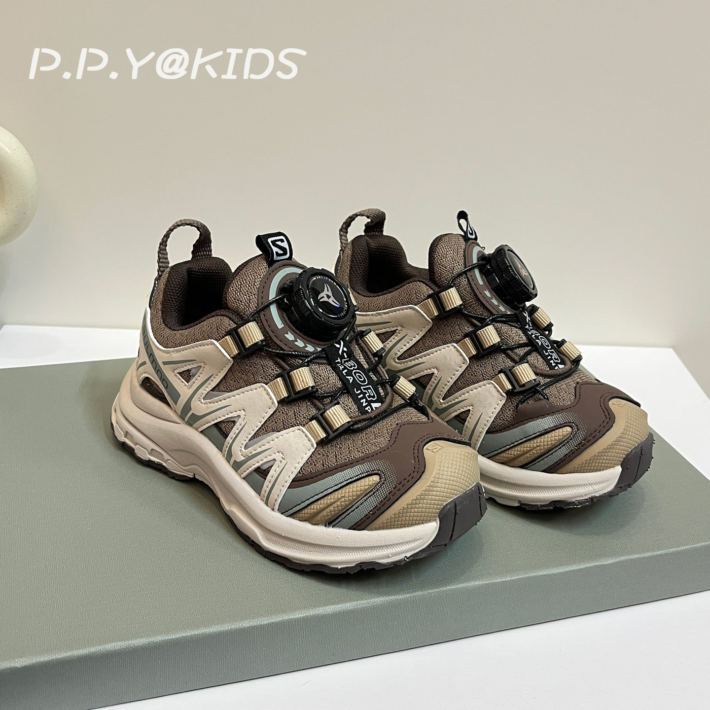 春季男童运动鞋2026新款小学生轻便跑步鞋透气网面鞋子女童老爹鞋