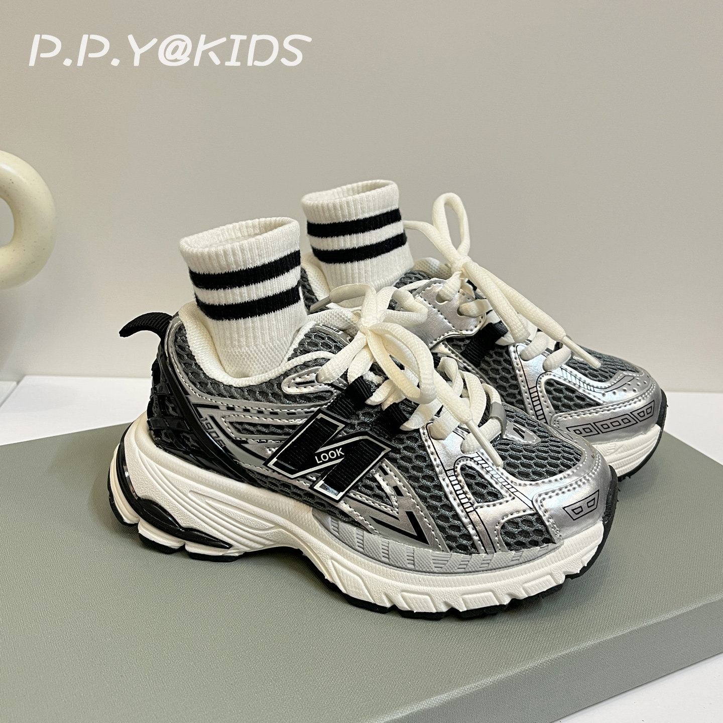 春款男童运动鞋2026新款轻便减震跑步鞋网面透气中大童女童老爹鞋