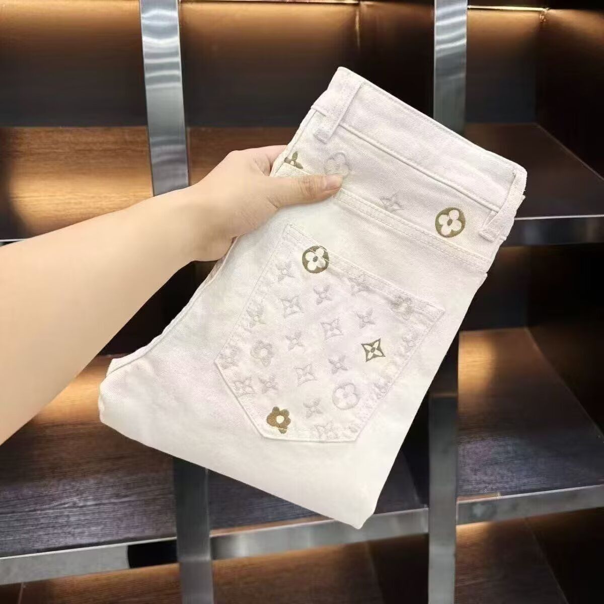 高端欧货牛仔裤男轻奢潮牌刺绣休闲裤网红修身百搭小直角裤子