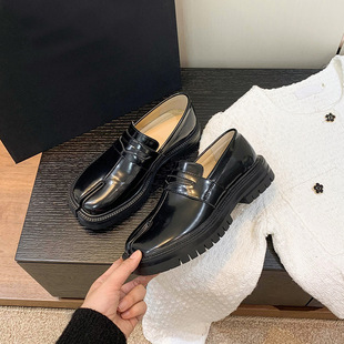 2025新款tabi分趾鞋男厚底单鞋漆皮小皮鞋一脚蹬懒人猪蹄鞋乐福鞋