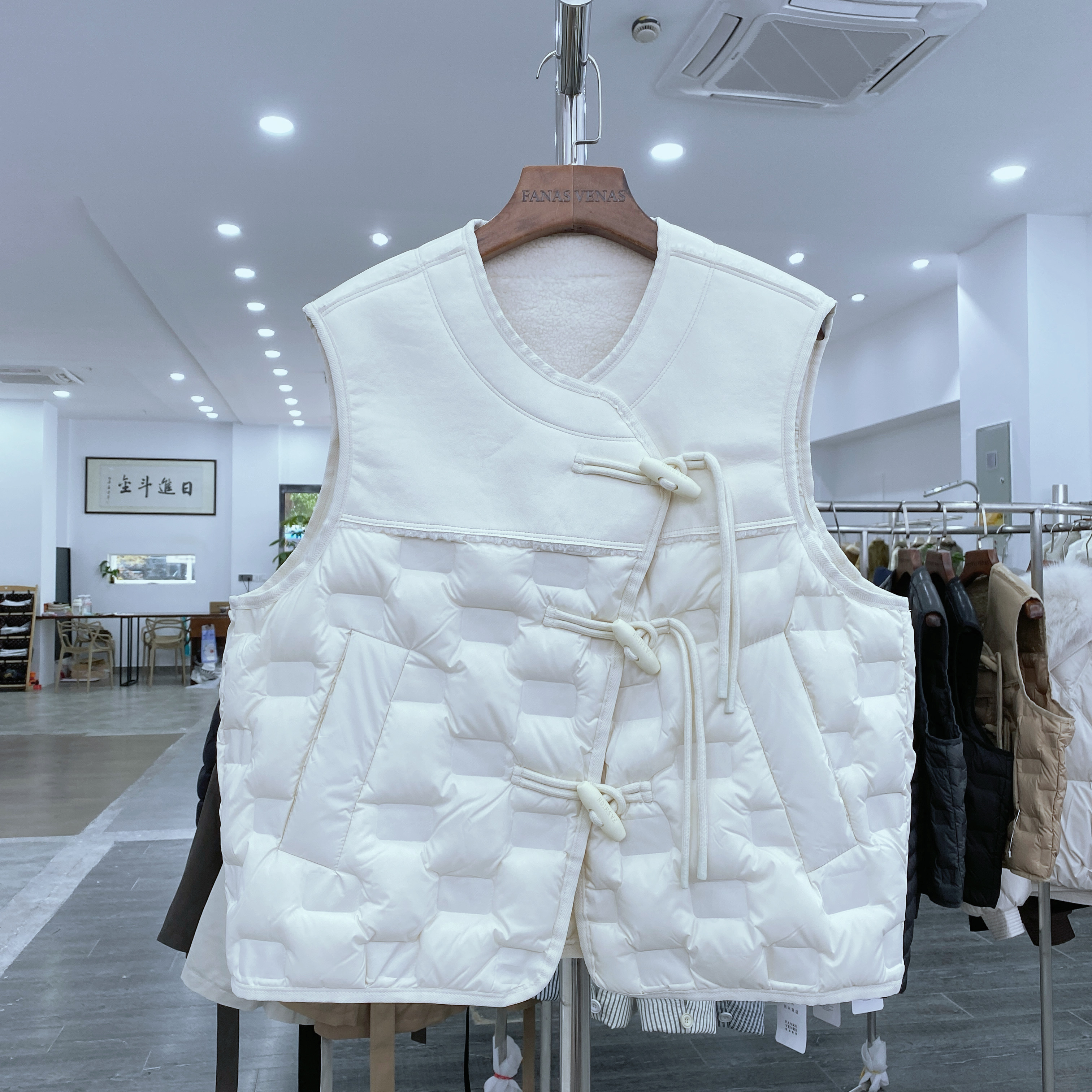 牛角扣轻薄羽绒服马甲女外穿2025秋冬新款PU皮拼接压胶90鸭绒背心
