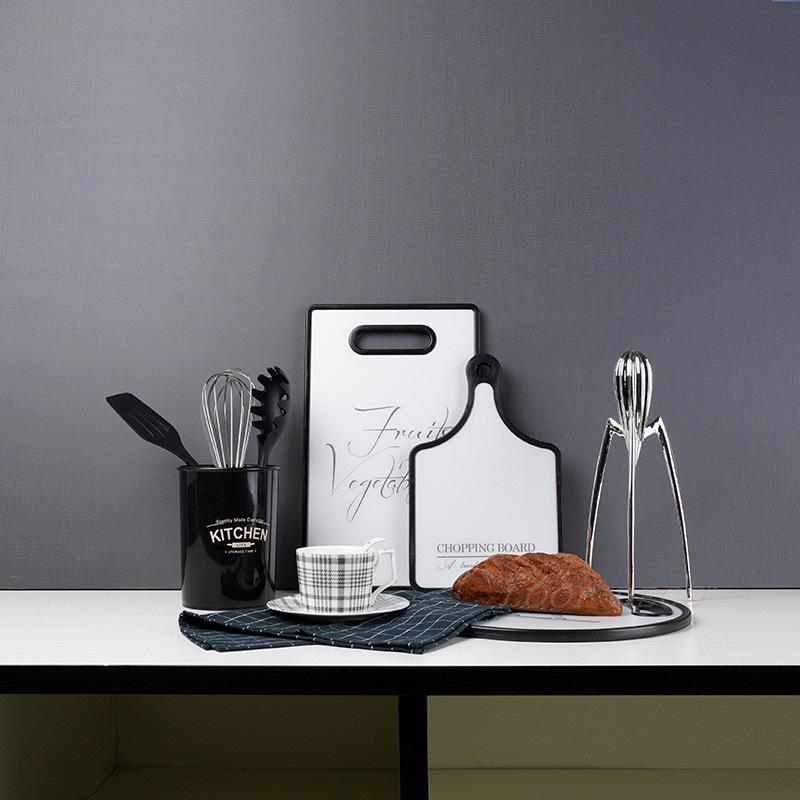 样板间 厨房餐厅台面简约现代摆件 几何砧板面包茶巾炊具软装套件