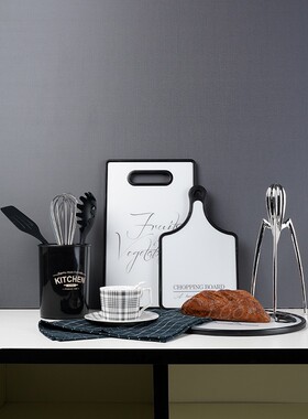 样板间 厨房餐厅台面简约现代摆件 几何砧板面包茶巾炊具软装套件