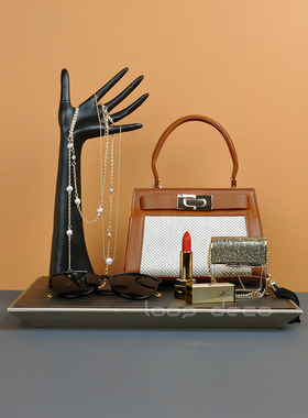 样板房衣帽间梳妆台橙色系包包黑色手模香水首饰口红墨镜摆件组合