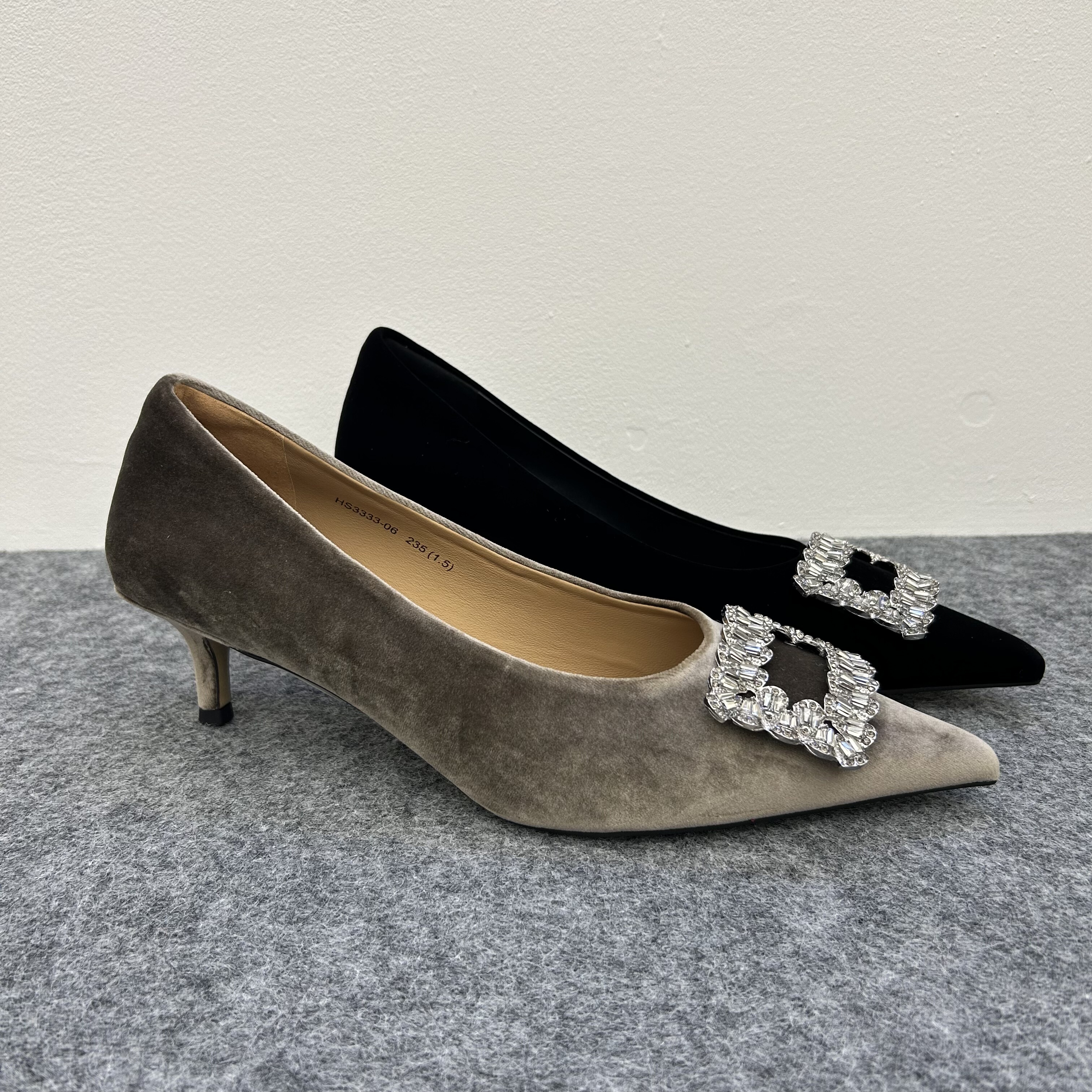 欧洲站2026年新款丝绒水钻扣尖头细跟浅口时尚单鞋气质女鞋高跟鞋