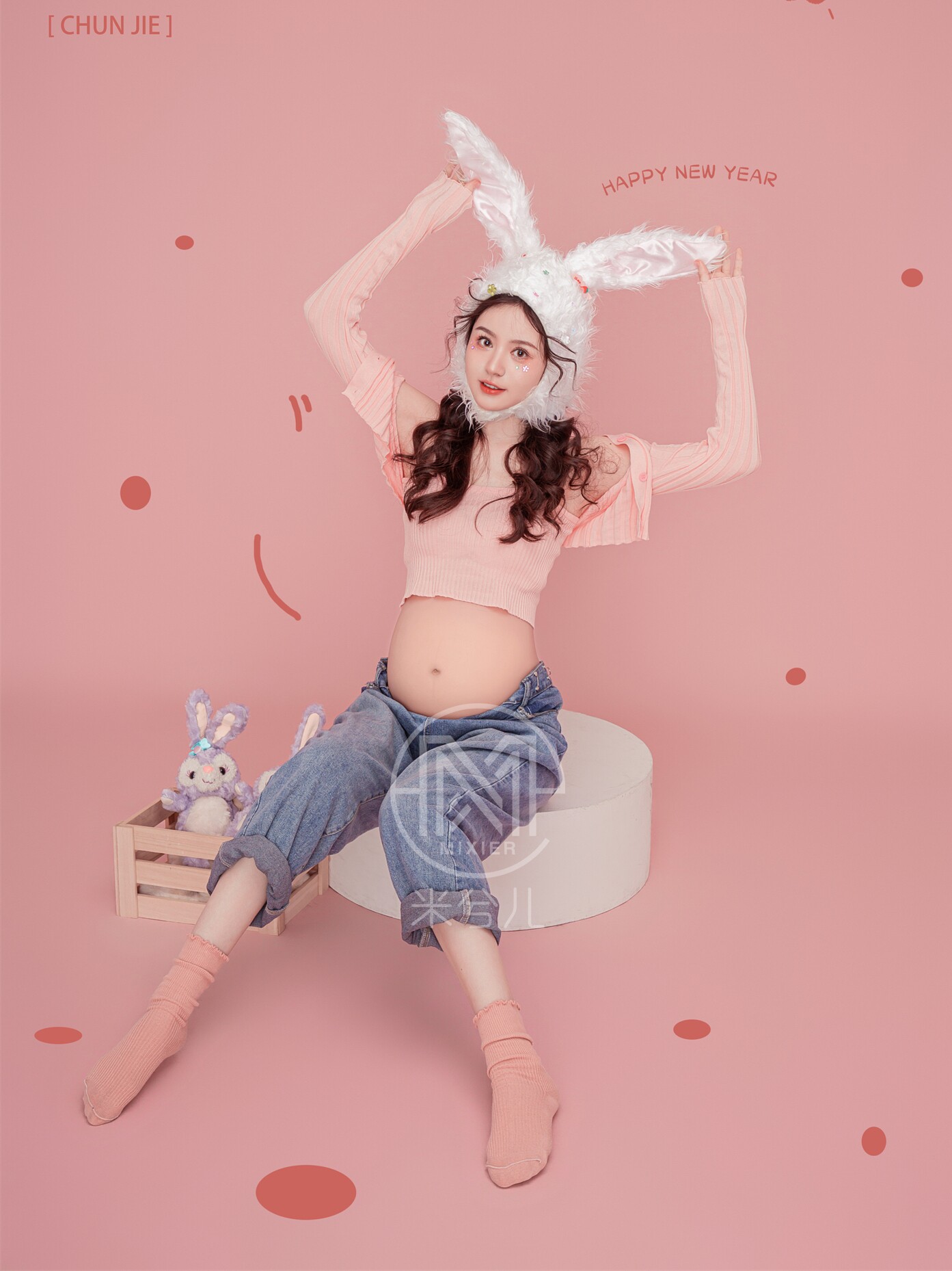 출산 사진 의류 토끼의 새해 새 사진 스튜디오 귀여운 핑크 스웨터 토끼 소녀 배꼽 예술 사진 사진 의류 대여