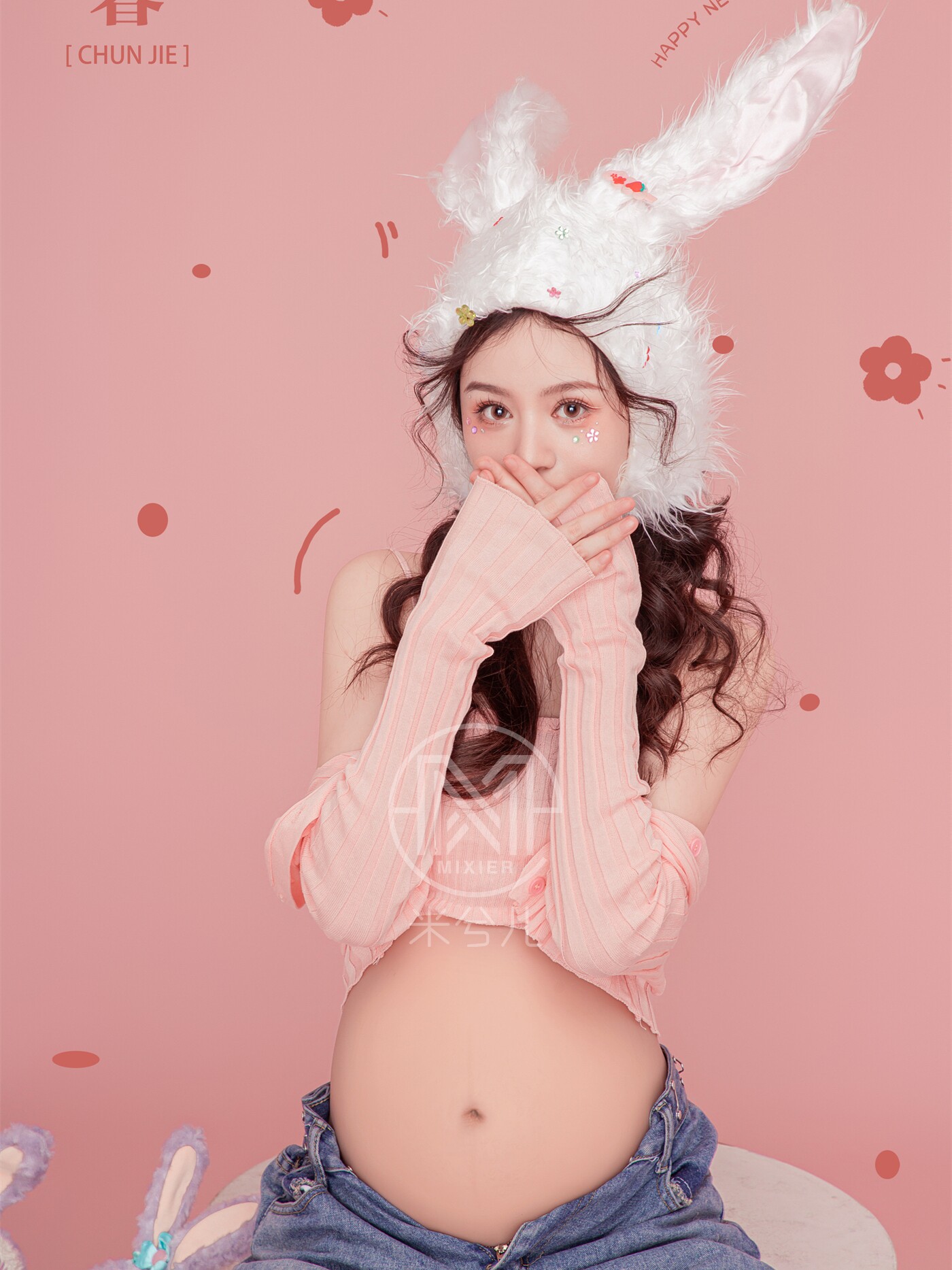 출산 사진 의류 토끼의 새해 새 사진 스튜디오 귀여운 핑크 스웨터 토끼 소녀 배꼽 예술 사진 사진 의류 대여