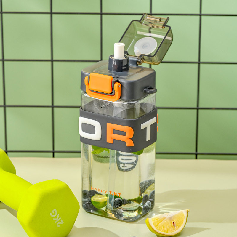 水杯方形儿童学生上学专用太空杯运动水壶耐热带提绳大容量吸管杯