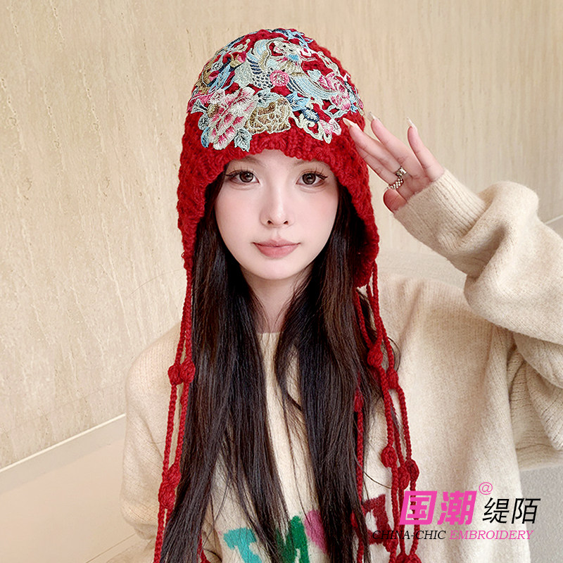 刺绣手工编织流苏红色毛线帽子女保暖护耳绑带针织帽大头围套头帽