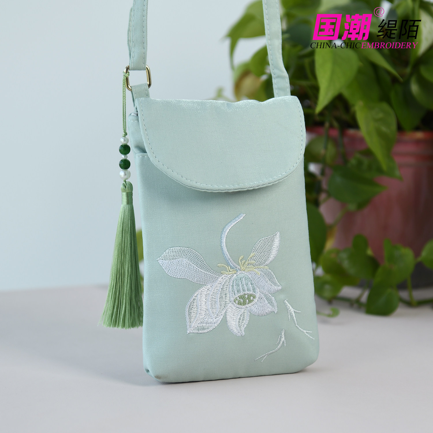 民族风刺绣竖款手机包女古风翻盖小巧休闲百搭文艺斜挎包流苏小包
