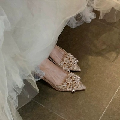 绝美不累脚新娘婚鞋秀禾主婚纱