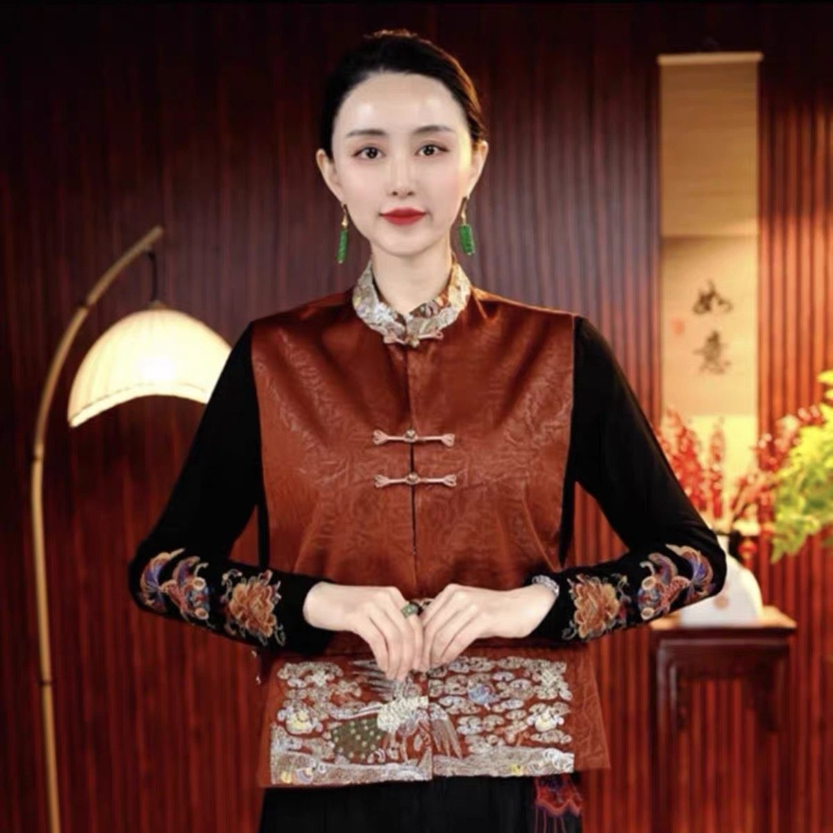 新中式金丝绣花马甲女中国风复古盘扣重工刺绣立领唐装坎肩秋马夹