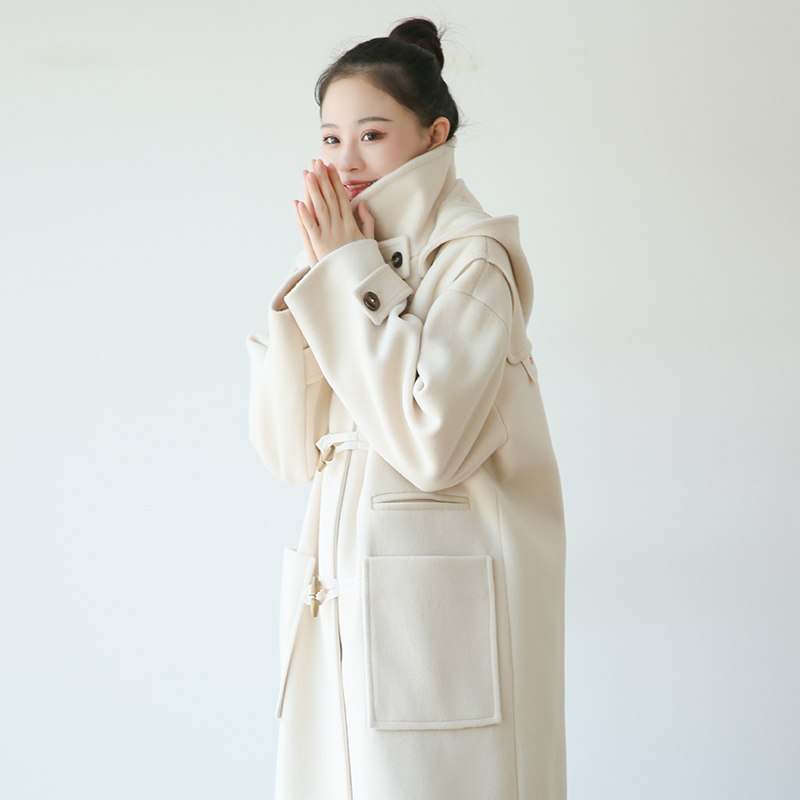 文艺休闲米色长款连帽牛角扣外套